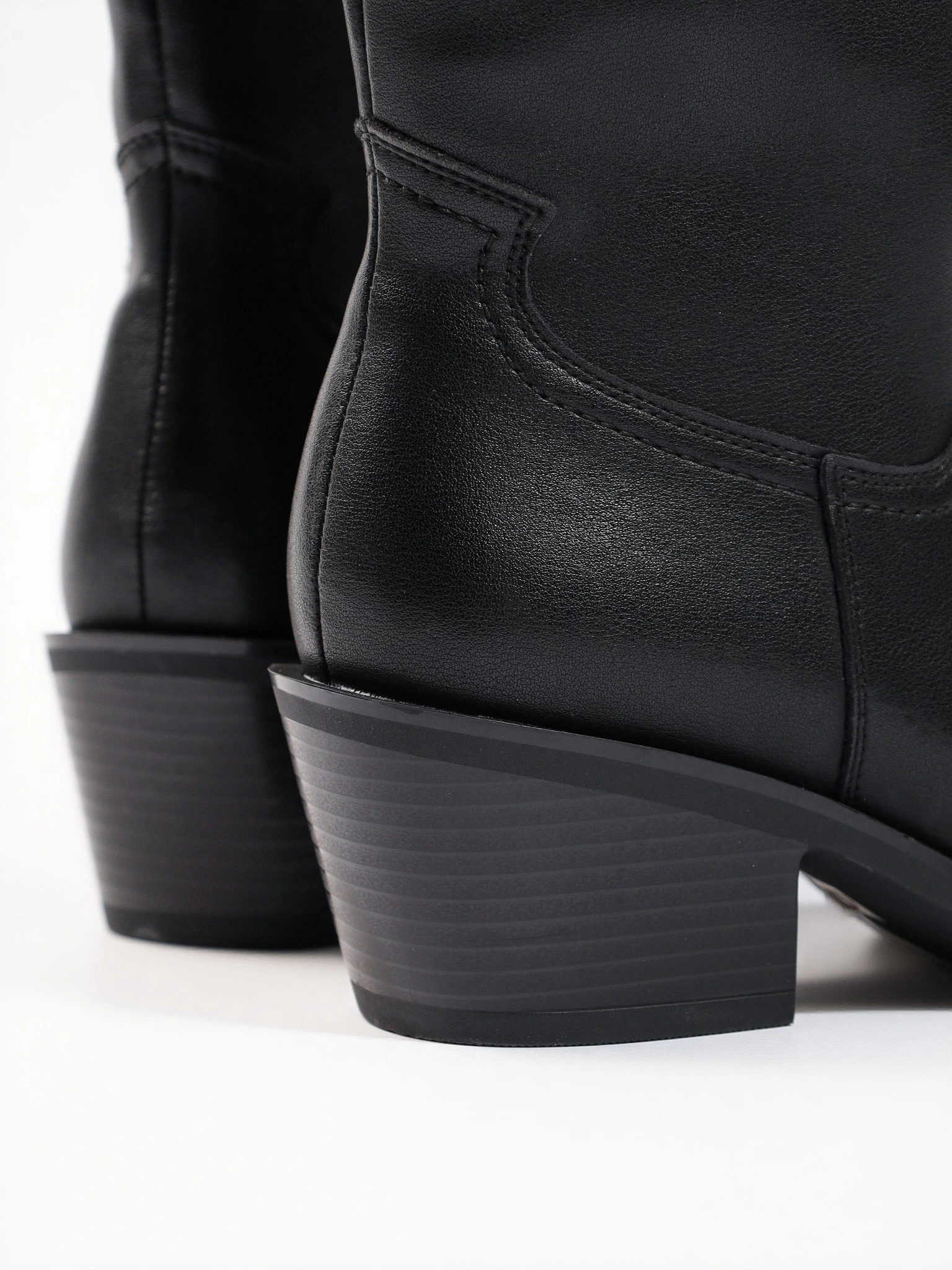 Сапоги-казаки черного цвета из натуральной кожи